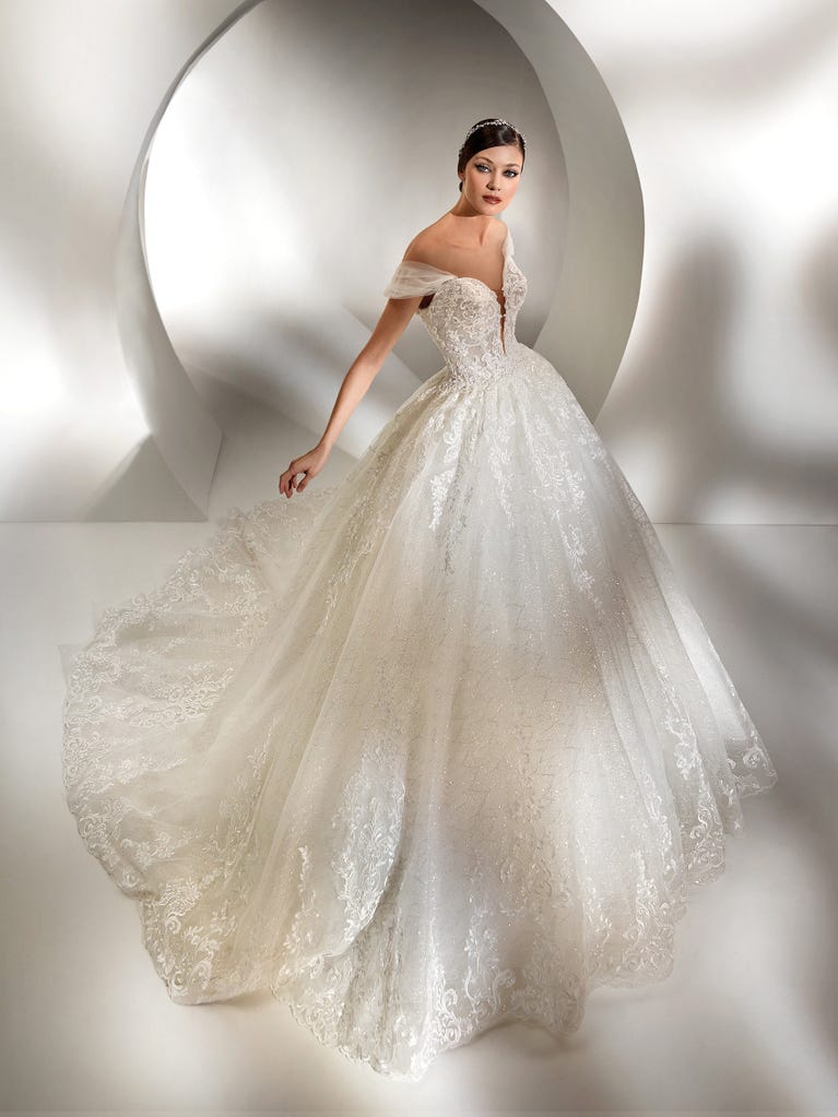 Tulle wedding dress with sleeveless bodice and sweetheart neckline. The embroidered lace creates a fabulous 3D effect, and the removable sleeves will look perfect during the ceremony.