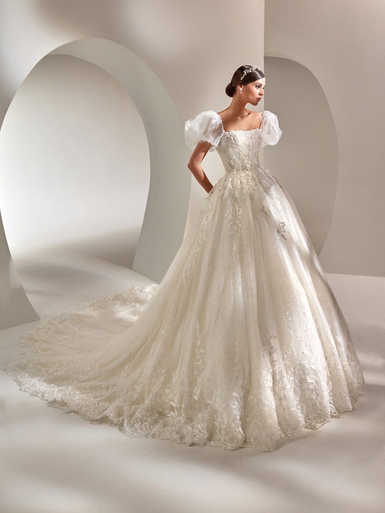 Tulle wedding dress with sleeveless bodice and sweetheart neckline. The embroidered lace creates a fabulous 3D effect, and the removable sleeves will look perfect during the ceremony.