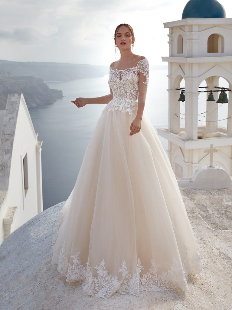 Tulle wedding dress with sleeveless bodice and sweetheart neckline. The embroidered lace creates a fabulous 3D effect, and the removable sleeves will look perfect during the ceremony.