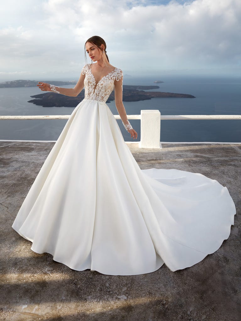 Tulle wedding dress with sleeveless bodice and sweetheart neckline. The embroidered lace creates a fabulous 3D effect, and the removable sleeves will look perfect during the ceremony.