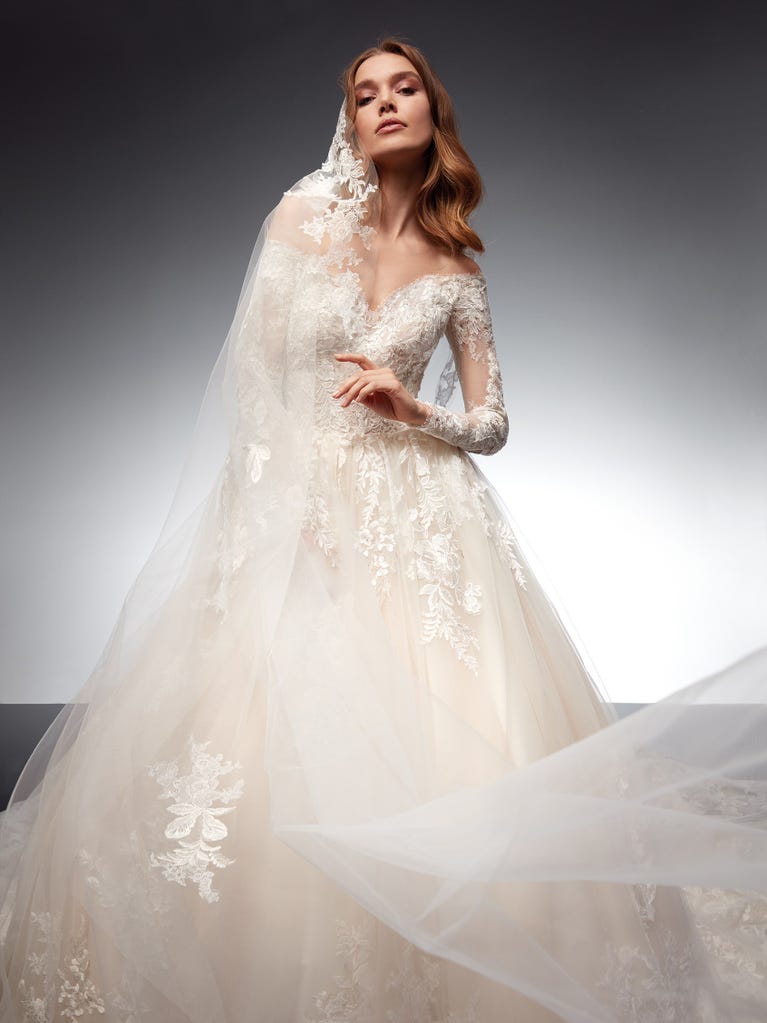 Tulle wedding dress with sleeveless bodice and sweetheart neckline. The embroidered lace creates a fabulous 3D effect, and the removable sleeves will look perfect during the ceremony.