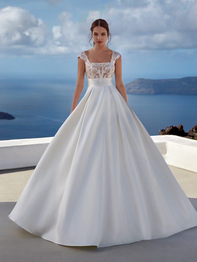 Tulle wedding dress with sleeveless bodice and sweetheart neckline. The embroidered lace creates a fabulous 3D effect, and the removable sleeves will look perfect during the ceremony.
