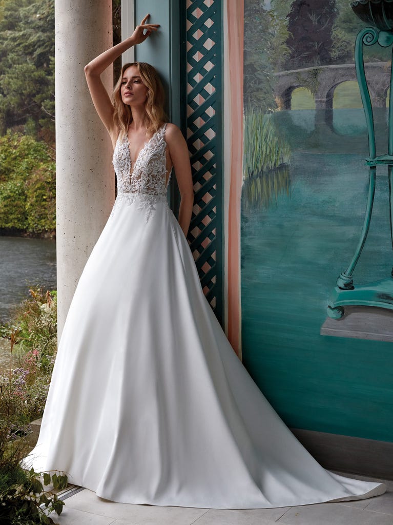 Tulle wedding dress with sleeveless bodice and sweetheart neckline. The embroidered lace creates a fabulous 3D effect, and the removable sleeves will look perfect during the ceremony.