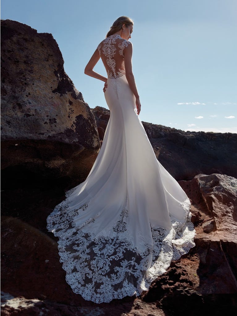 Princess wedding dress in carmine red tulle. The tulle ruffles create a light volume on the skirt and the sleeveless bodice, while the high waistline enhances the waist.