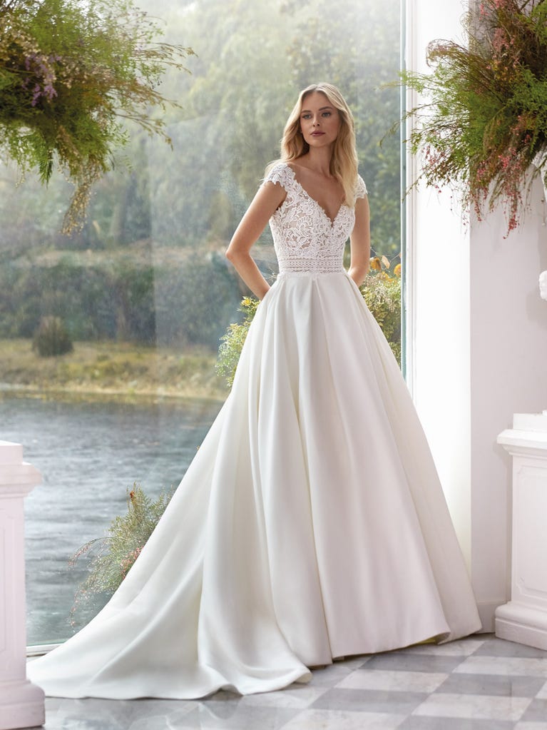 Tulle wedding dress with sleeveless bodice and sweetheart neckline. The embroidered lace creates a fabulous 3D effect, and the removable sleeves will look perfect during the ceremony.