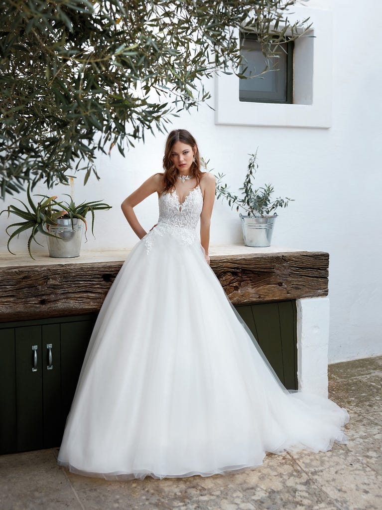 Tulle wedding dress with sleeveless bodice and sweetheart neckline. The embroidered lace creates a fabulous 3D effect, and the removable sleeves will look perfect during the ceremony.