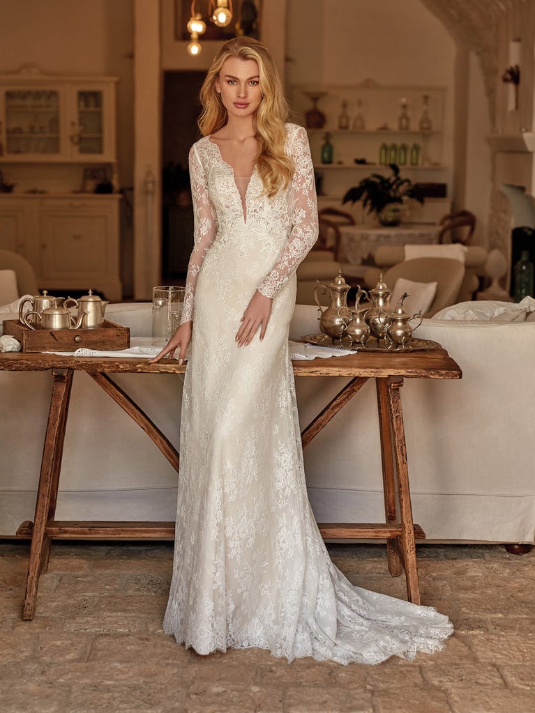 Flared wedding dress with voluminous yet lightweight tulle skirt with lace embroidered with floral motifs. For brides who dream of a romantic, feminine dress to say “I do.”