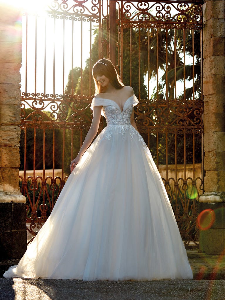 Tulle wedding dress with sleeveless bodice and sweetheart neckline. The embroidered lace creates a fabulous 3D effect, and the removable sleeves will look perfect during the ceremony.