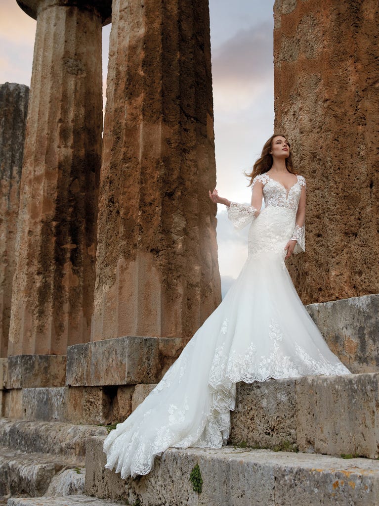 Princess wedding dress in carmine red tulle. The tulle ruffles create a light volume on the skirt and the sleeveless bodice, while the high waistline enhances the waist.