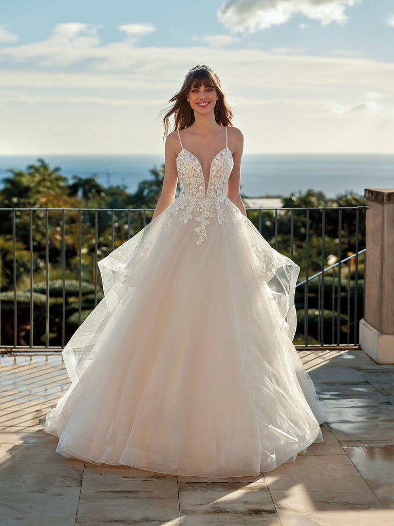 Tulle wedding dress with sleeveless bodice and sweetheart neckline. The embroidered lace creates a fabulous 3D effect, and the removable sleeves will look perfect during the ceremony.
