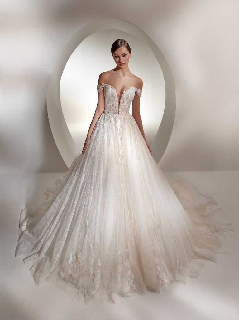 Tulle wedding dress with sleeveless bodice and sweetheart neckline. The embroidered lace creates a fabulous 3D effect, and the removable sleeves will look perfect during the ceremony.