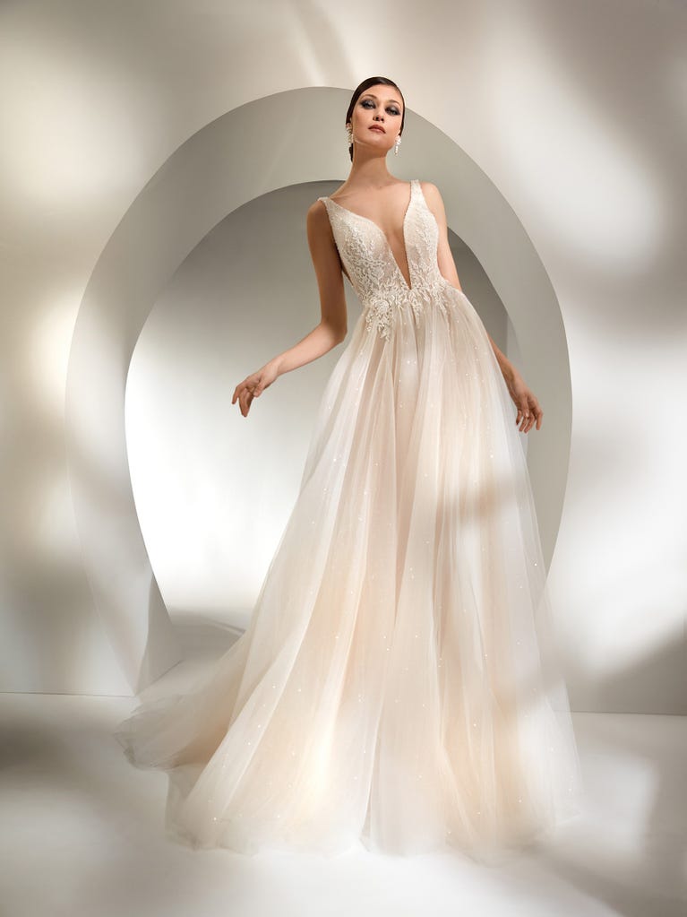 Flared wedding dress with voluminous yet lightweight tulle skirt with lace embroidered with floral motifs. For brides who dream of a romantic, feminine dress to say “I do.”