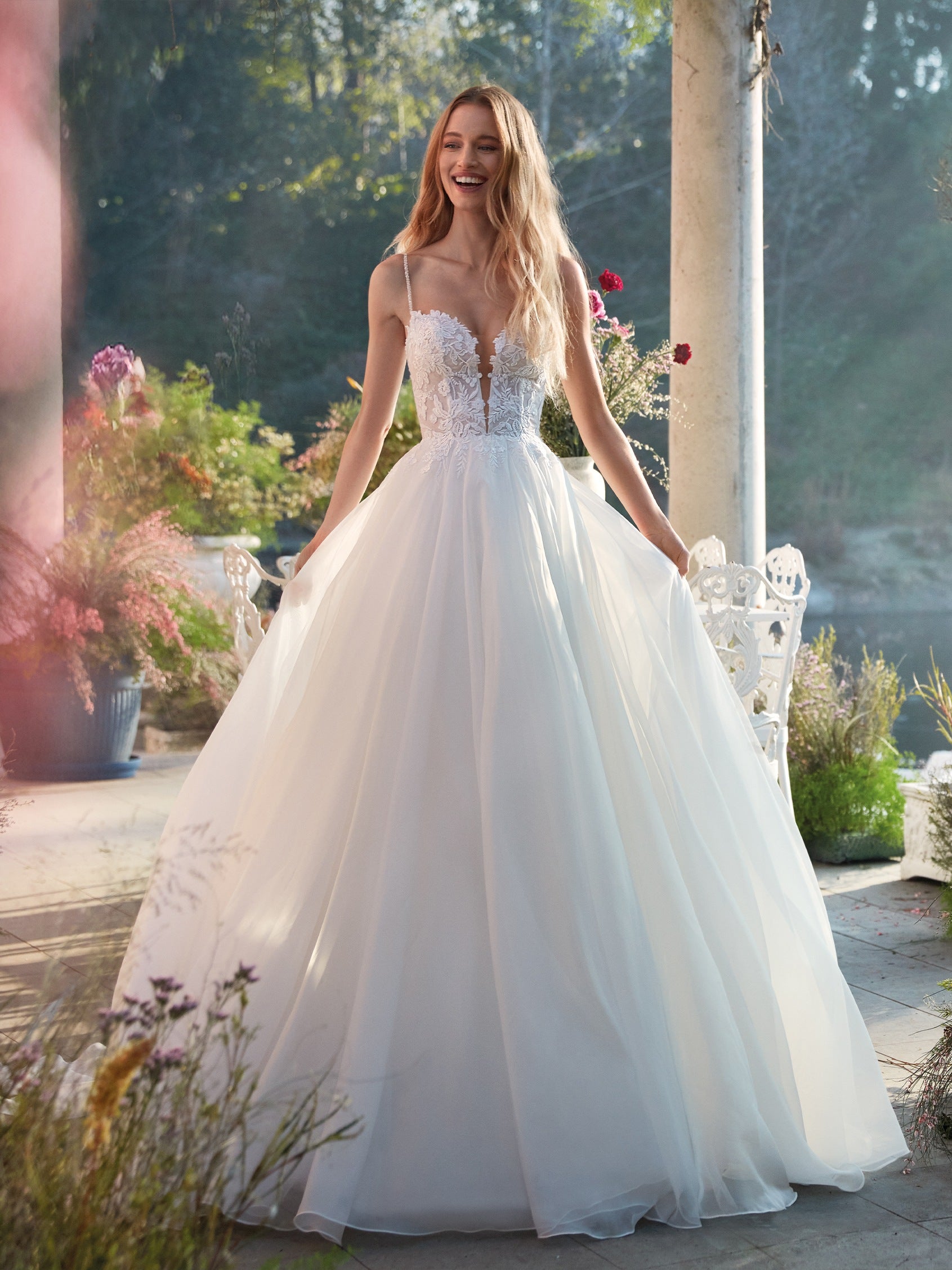 DRACENA Abito da sposa a trapezio con scollo a V Nicole Milano
