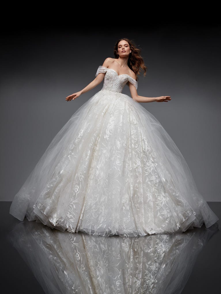 Tulle wedding dress with sleeveless bodice and sweetheart neckline. The embroidered lace creates a fabulous 3D effect, and the removable sleeves will look perfect during the ceremony.