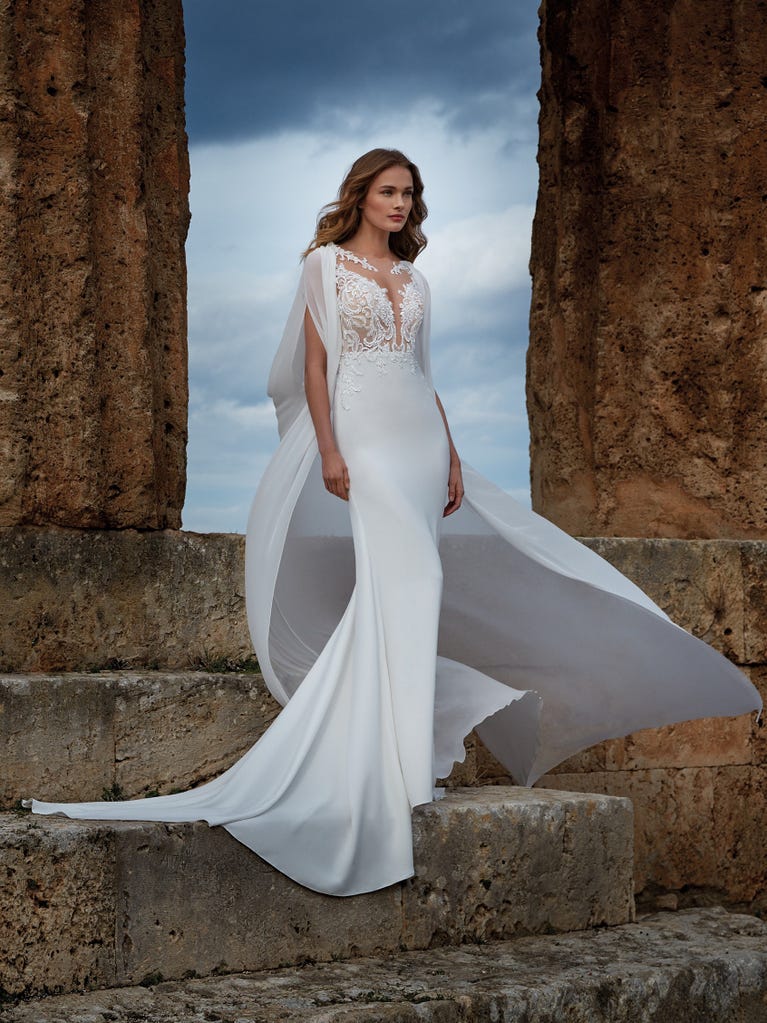 Princess wedding dress in carmine red tulle. The tulle ruffles create a light volume on the skirt and the sleeveless bodice, while the high waistline enhances the waist.