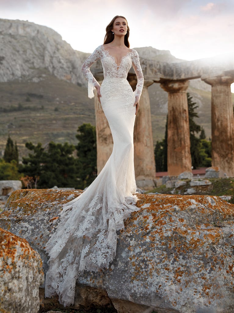 Princess wedding dress in carmine red tulle. The tulle ruffles create a light volume on the skirt and the sleeveless bodice, while the high waistline enhances the waist.