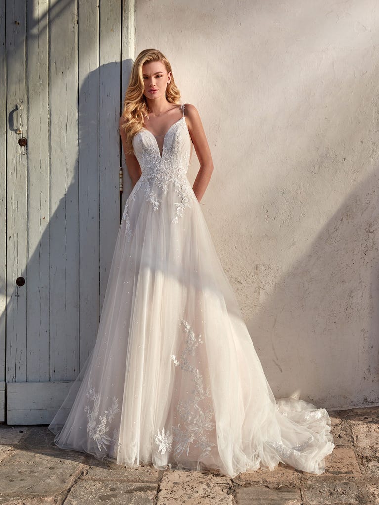 Tulle wedding dress with sleeveless bodice and sweetheart neckline. The embroidered lace creates a fabulous 3D effect, and the removable sleeves will look perfect during the ceremony.