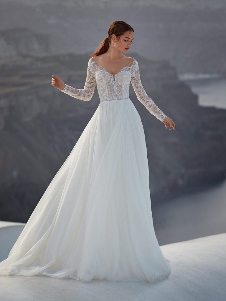 Tulle wedding dress with sleeveless bodice and sweetheart neckline. The embroidered lace creates a fabulous 3D effect, and the removable sleeves will look perfect during the ceremony.