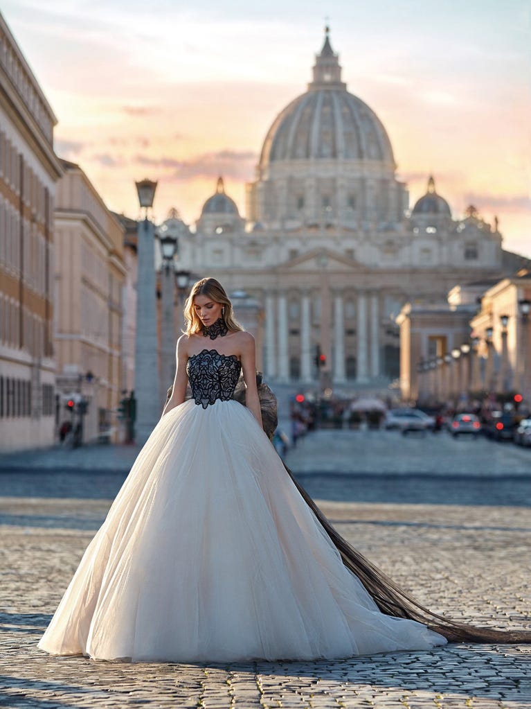 Tulle wedding dress with sleeveless bodice and sweetheart neckline. The embroidered lace creates a fabulous 3D effect, and the removable sleeves will look perfect during the ceremony.