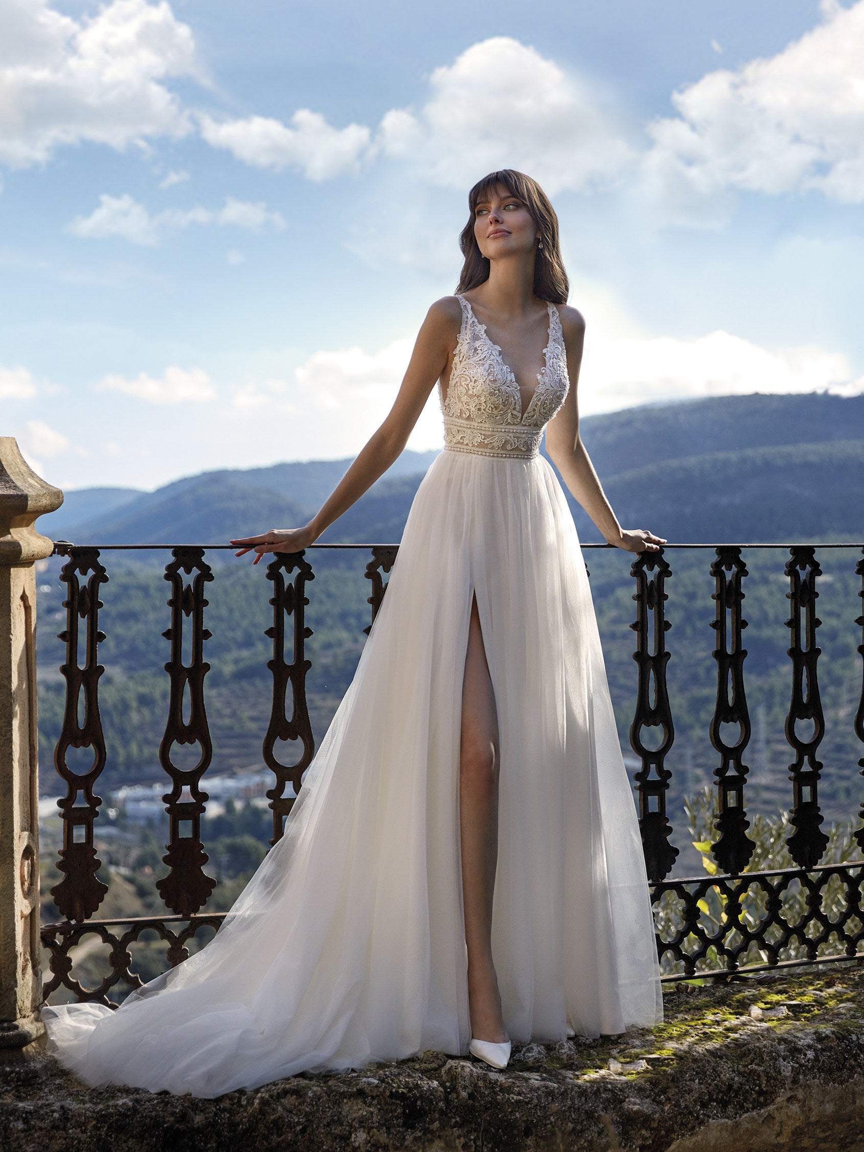 V neck best sale flowy wedding dress