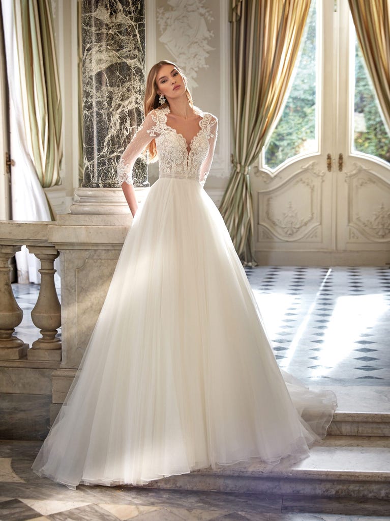 Tulle wedding dress with sleeveless bodice and sweetheart neckline. The embroidered lace creates a fabulous 3D effect, and the removable sleeves will look perfect during the ceremony.