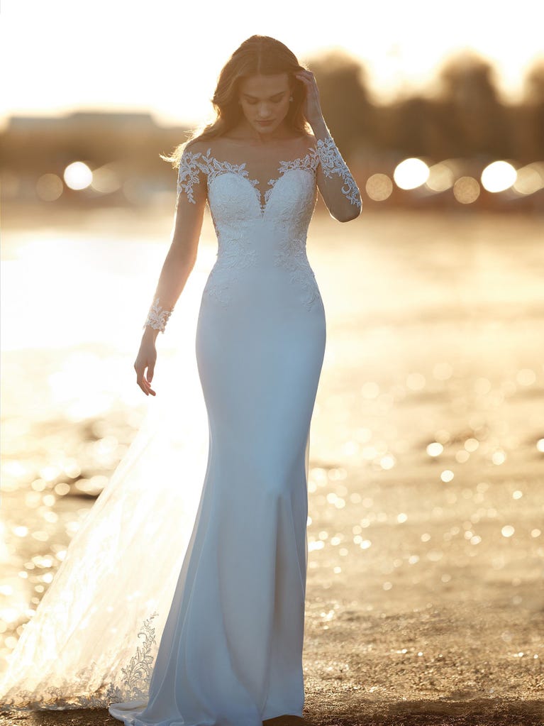 Princess wedding dress in carmine red tulle. The tulle ruffles create a light volume on the skirt and the sleeveless bodice, while the high waistline enhances the waist.