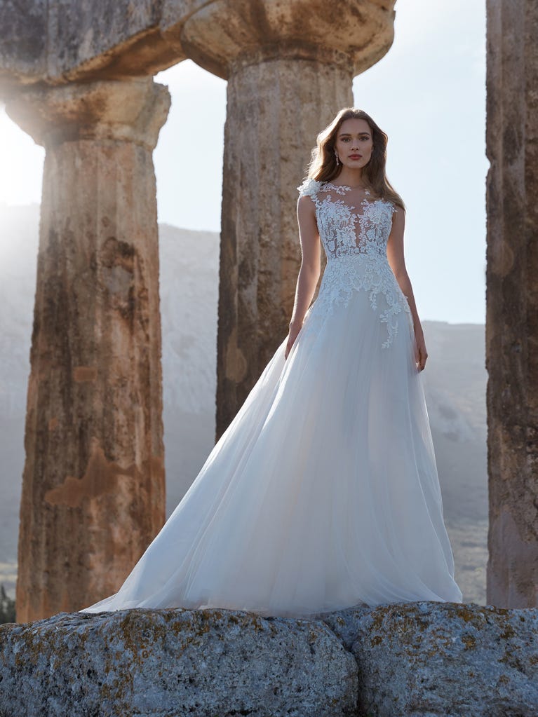 Sofisticado vestido en mikado con la sobrefalda más fabulosa en voile de tul y encaje macro. ¡La magia de la elegancia!