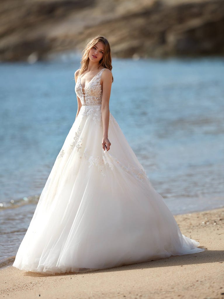 Tulle wedding dress with sleeveless bodice and sweetheart neckline. The embroidered lace creates a fabulous 3D effect, and the removable sleeves will look perfect during the ceremony.