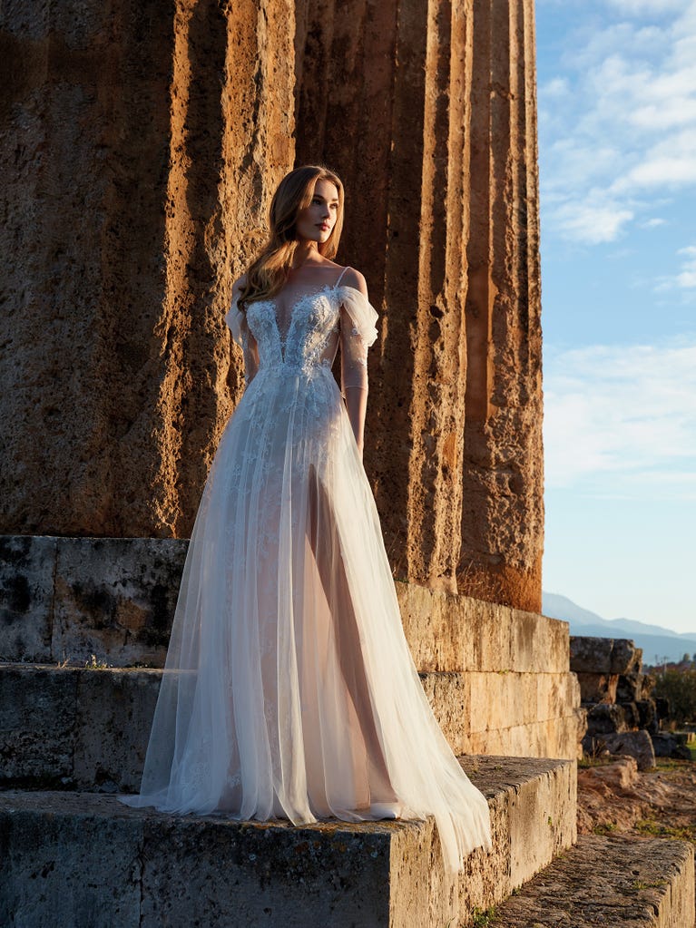Sofisticado vestido en mikado con la sobrefalda más fabulosa en voile de tul y encaje macro. ¡La magia de la elegancia!