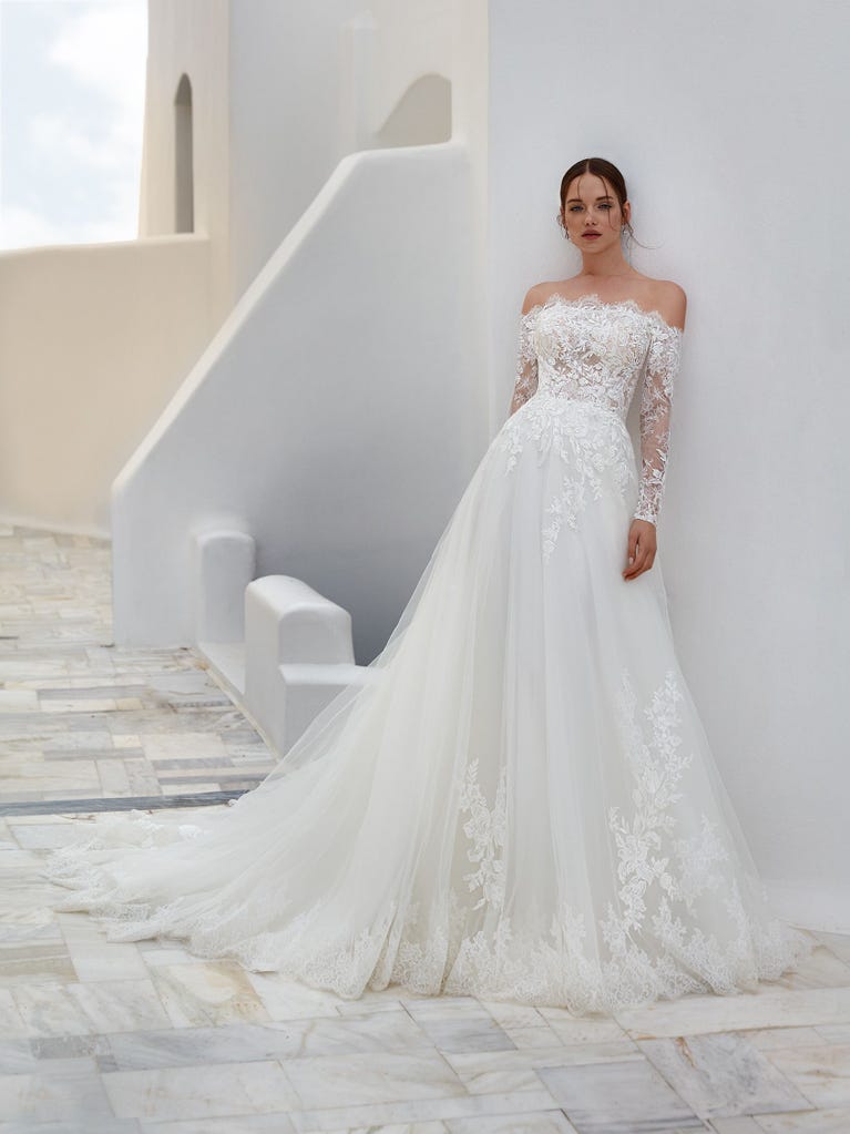 Tulle wedding dress with sleeveless bodice and sweetheart neckline. The embroidered lace creates a fabulous 3D effect, and the removable sleeves will look perfect during the ceremony.