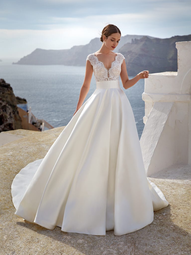 Tulle wedding dress with sleeveless bodice and sweetheart neckline. The embroidered lace creates a fabulous 3D effect, and the removable sleeves will look perfect during the ceremony.