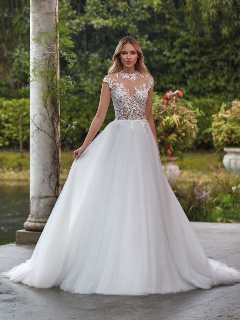 Tulle wedding dress with sleeveless bodice and sweetheart neckline. The embroidered lace creates a fabulous 3D effect, and the removable sleeves will look perfect during the ceremony.