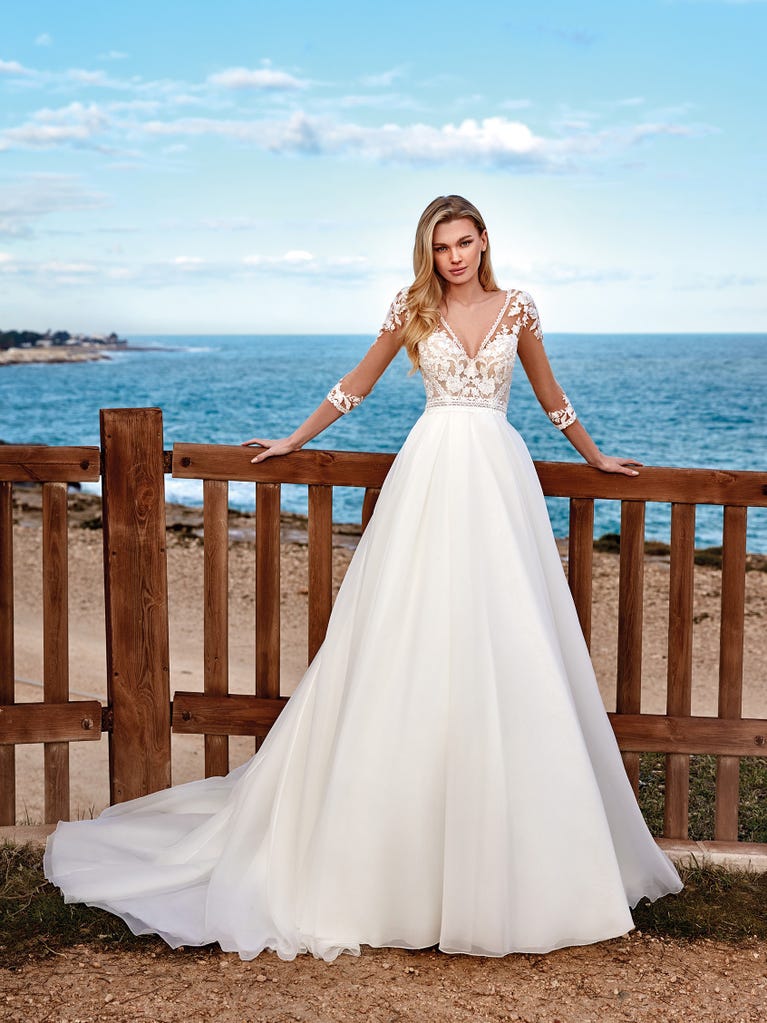 Tulle wedding dress with sleeveless bodice and sweetheart neckline. The embroidered lace creates a fabulous 3D effect, and the removable sleeves will look perfect during the ceremony.