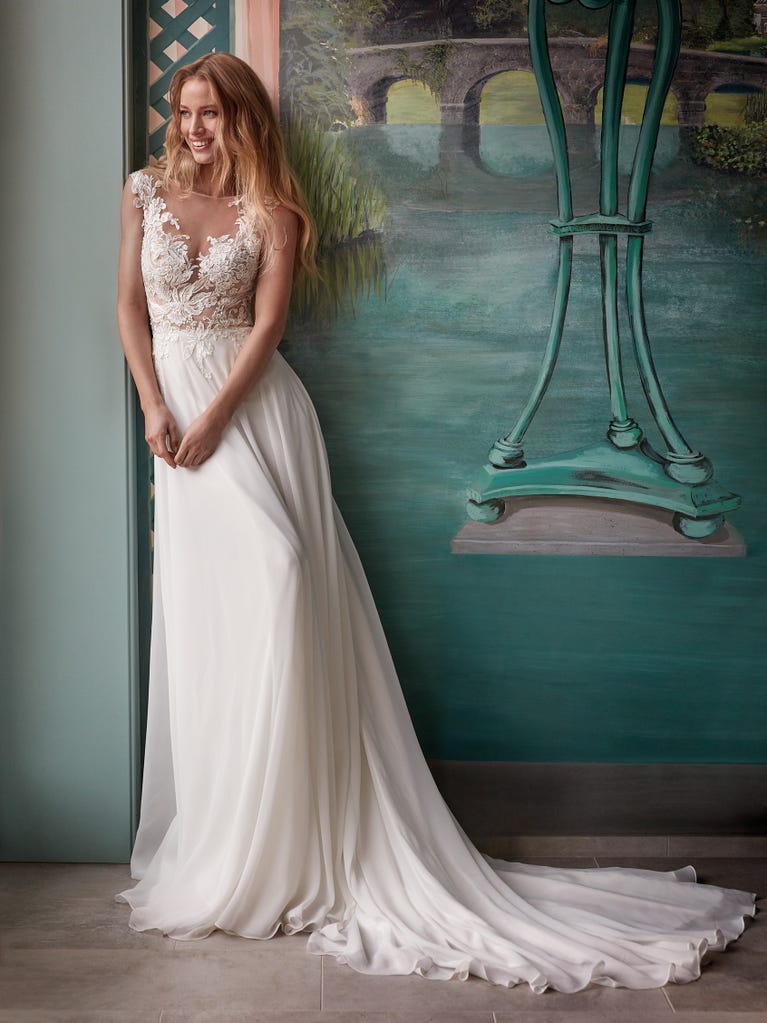 Charming mermaid dress in tulle and chantilly lace. The soft, tulle voile sleeves float like wings!