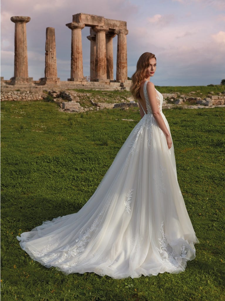 Charming mermaid dress in tulle and chantilly lace. The soft, tulle voile sleeves float like wings!