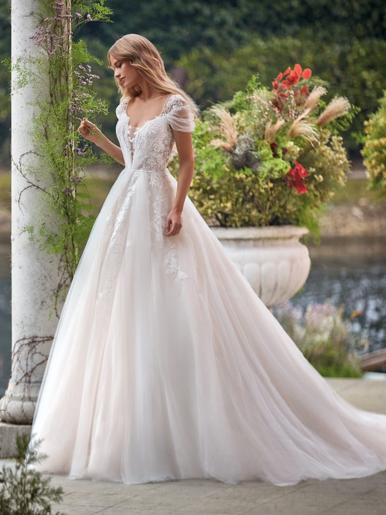 Tulle wedding dress with sleeveless bodice and sweetheart neckline. The embroidered lace creates a fabulous 3D effect, and the removable sleeves will look perfect during the ceremony.