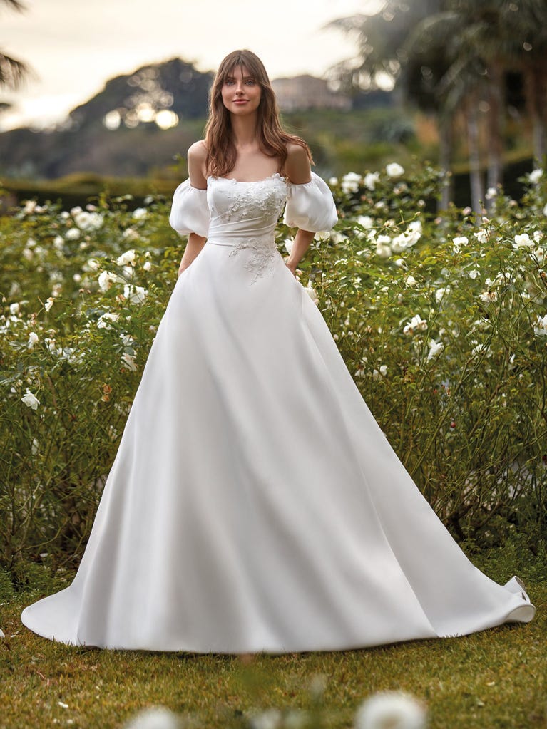 Tulle wedding dress with sleeveless bodice and sweetheart neckline. The embroidered lace creates a fabulous 3D effect, and the removable sleeves will look perfect during the ceremony.