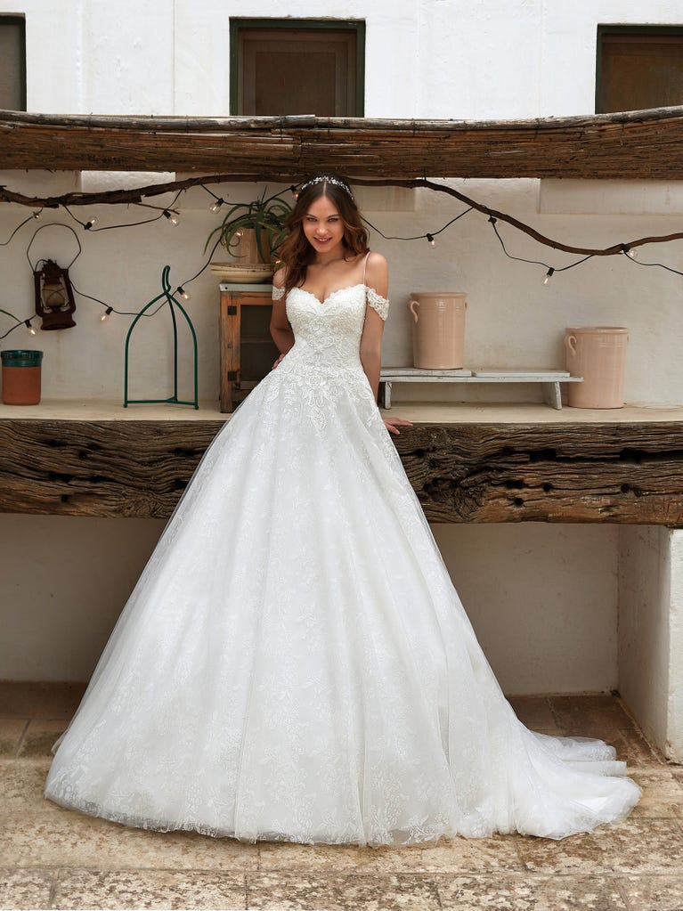 Tulle wedding dress with sleeveless bodice and sweetheart neckline. The embroidered lace creates a fabulous 3D effect, and the removable sleeves will look perfect during the ceremony.