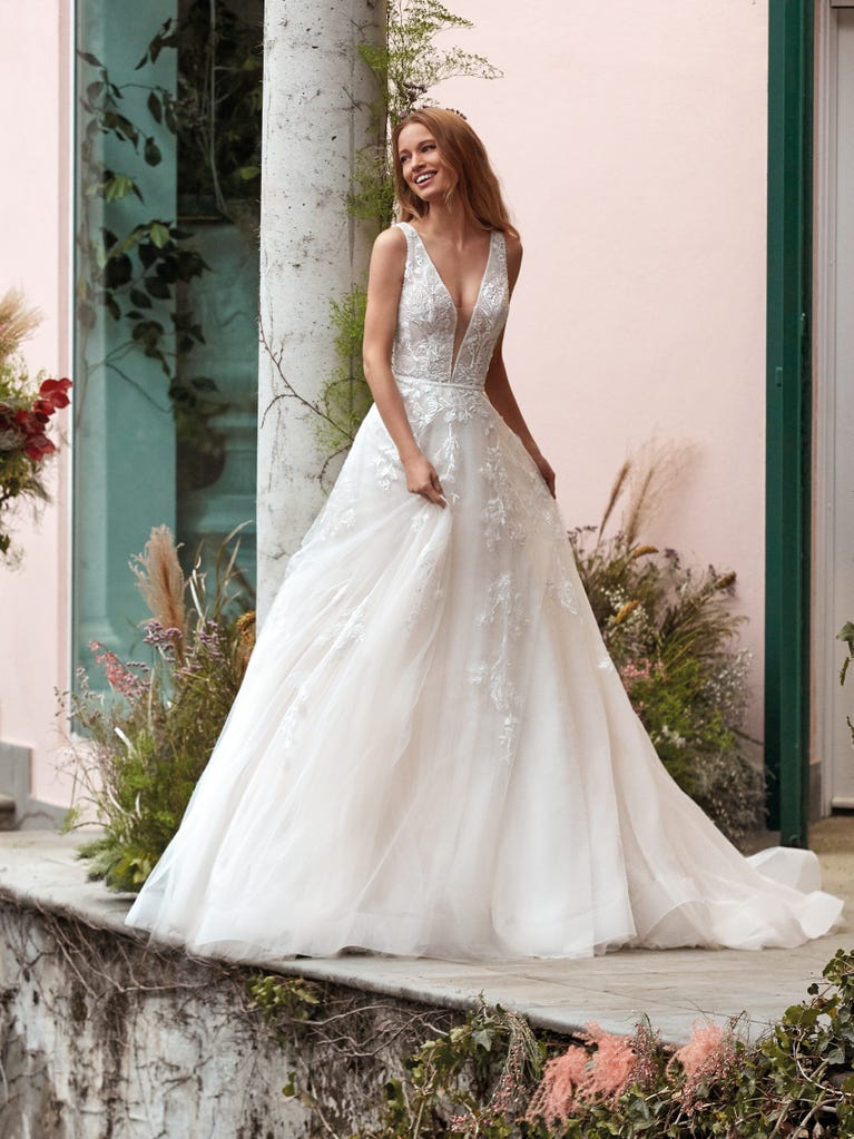 Tulle wedding dress with sleeveless bodice and sweetheart neckline. The embroidered lace creates a fabulous 3D effect, and the removable sleeves will look perfect during the ceremony.