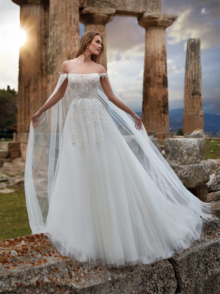 Charming mermaid dress in tulle and chantilly lace. The soft, tulle voile sleeves float like wings!