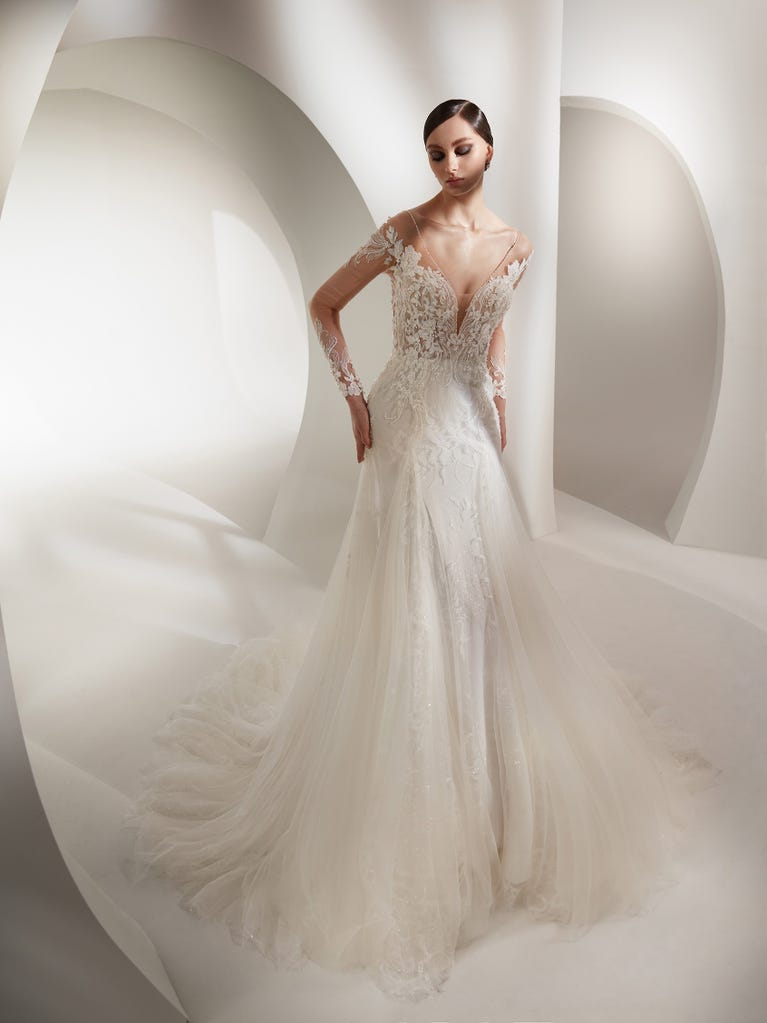 Flared wedding dress with voluminous yet lightweight tulle skirt with lace embroidered with floral motifs. For brides who dream of a romantic, feminine dress to say “I do.”