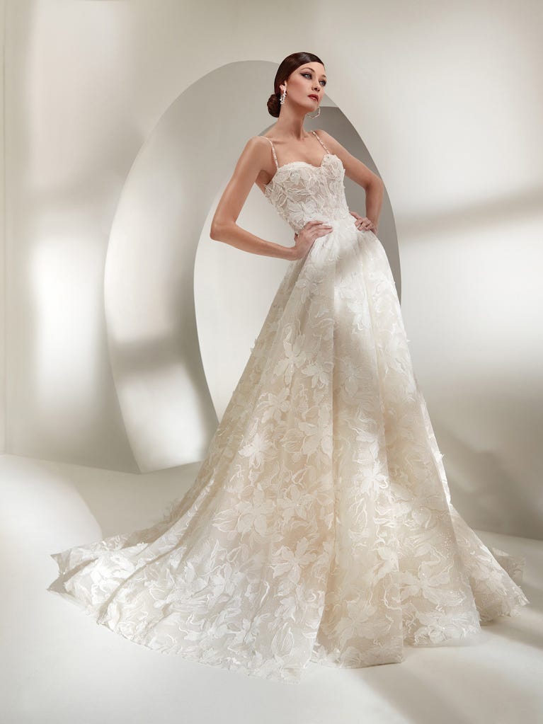 Tulle wedding dress with sleeveless bodice and sweetheart neckline. The embroidered lace creates a fabulous 3D effect, and the removable sleeves will look perfect during the ceremony.