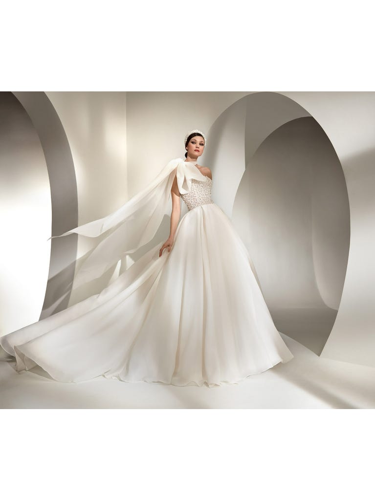 Tulle wedding dress with sleeveless bodice and sweetheart neckline. The embroidered lace creates a fabulous 3D effect, and the removable sleeves will look perfect during the ceremony.