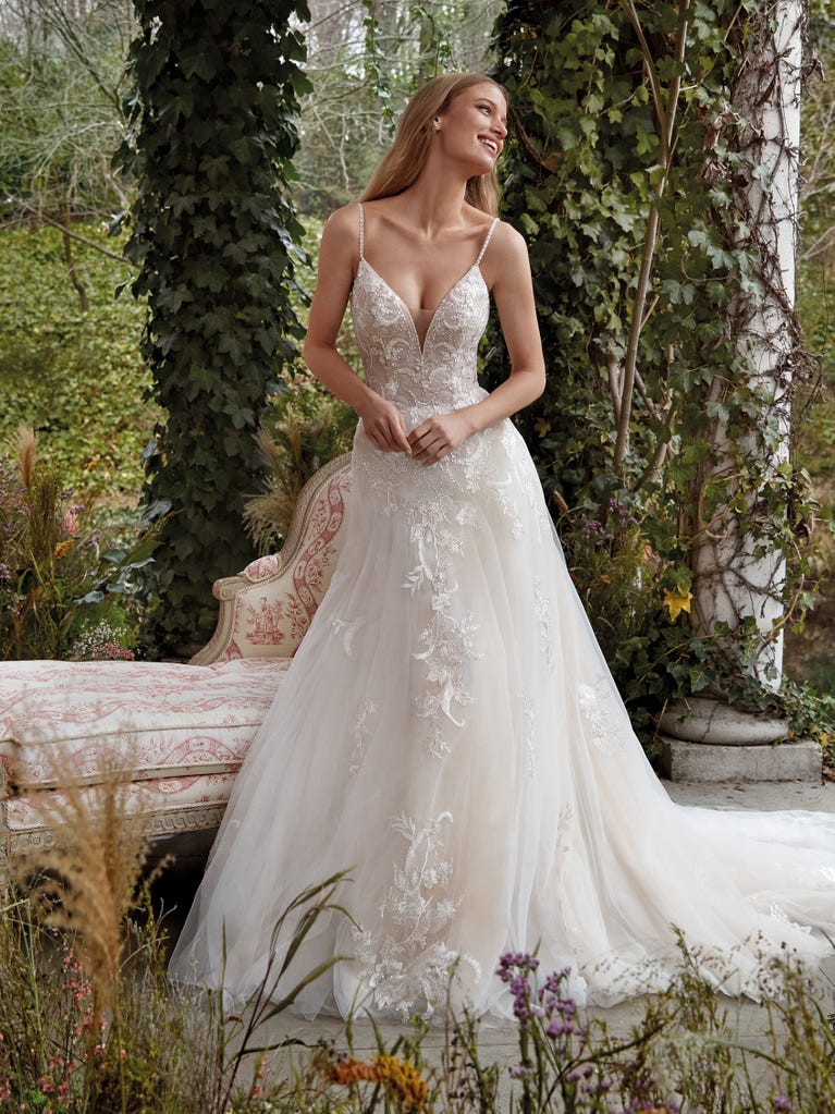 Sofisticado vestido en mikado con la sobrefalda más fabulosa en voile de tul y encaje macro. ¡La magia de la elegancia!