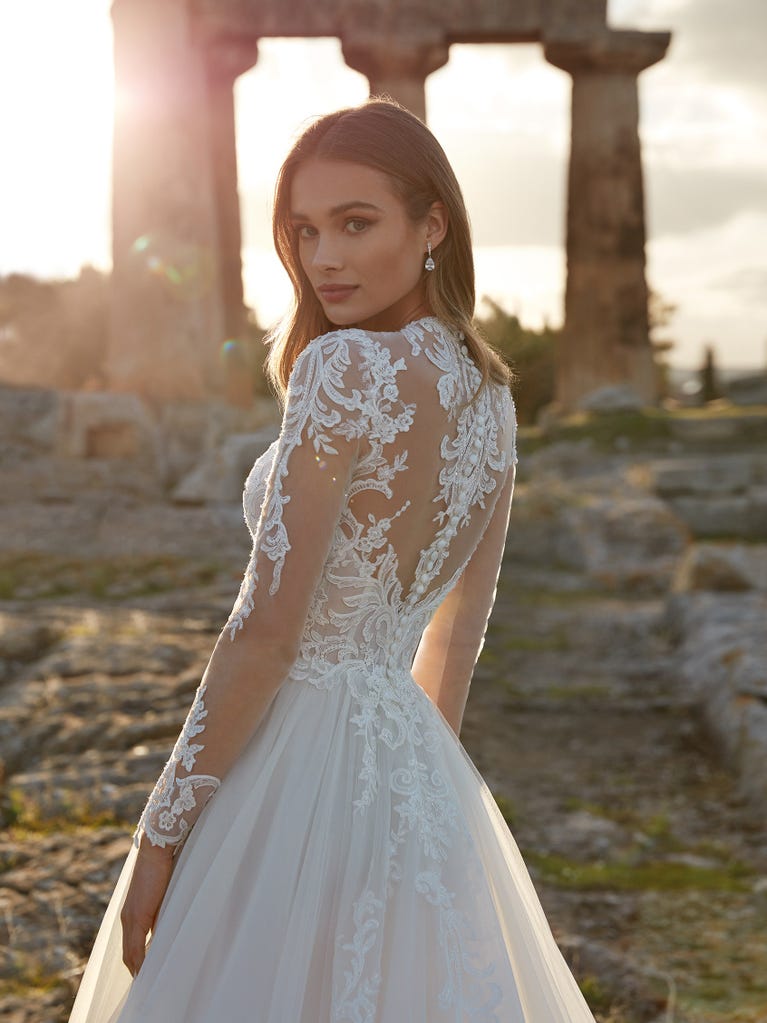 Charming mermaid dress in tulle and chantilly lace. The soft, tulle voile sleeves float like wings!