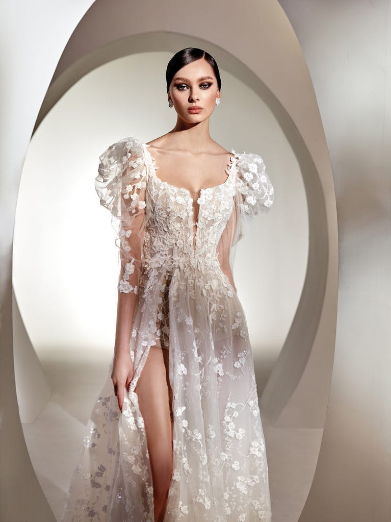 Flared wedding dress with voluminous yet lightweight tulle skirt with lace embroidered with floral motifs. For brides who dream of a romantic, feminine dress to say “I do.”