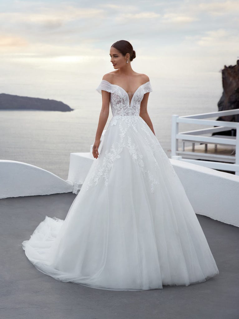 Tulle wedding dress with sleeveless bodice and sweetheart neckline. The embroidered lace creates a fabulous 3D effect, and the removable sleeves will look perfect during the ceremony.