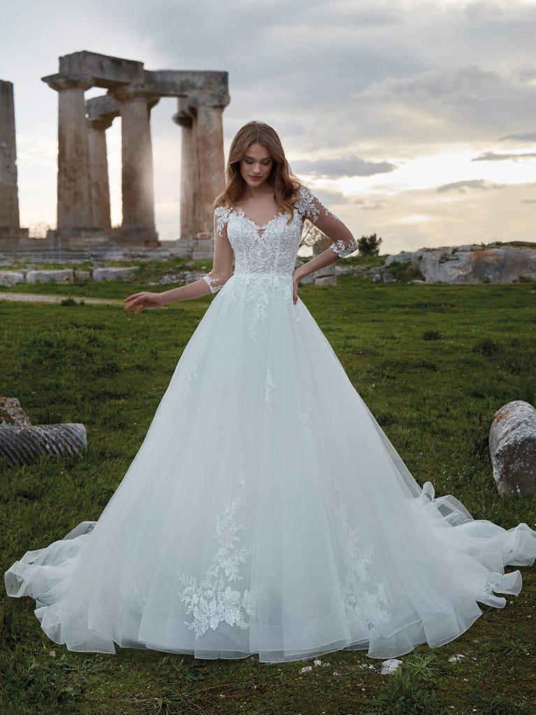 Charming mermaid dress in tulle and chantilly lace. The soft, tulle voile sleeves float like wings!