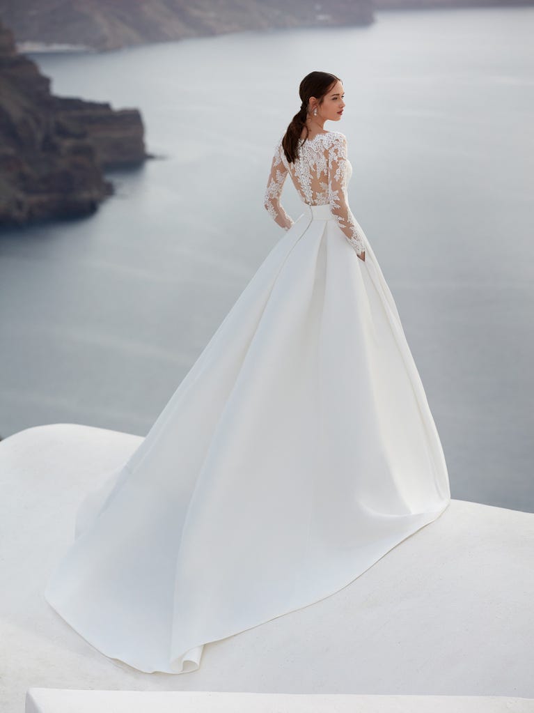 Tulle wedding dress with sleeveless bodice and sweetheart neckline. The embroidered lace creates a fabulous 3D effect, and the removable sleeves will look perfect during the ceremony.
