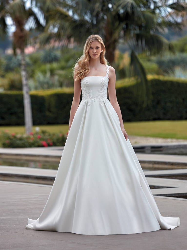 Tulle wedding dress with sleeveless bodice and sweetheart neckline. The embroidered lace creates a fabulous 3D effect, and the removable sleeves will look perfect during the ceremony.